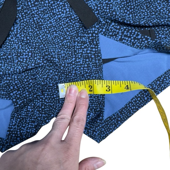 Lululemon Spring Break Away Short II Pleated Cuffed Blue and Black Print Size 6 - Picture 16 of 16